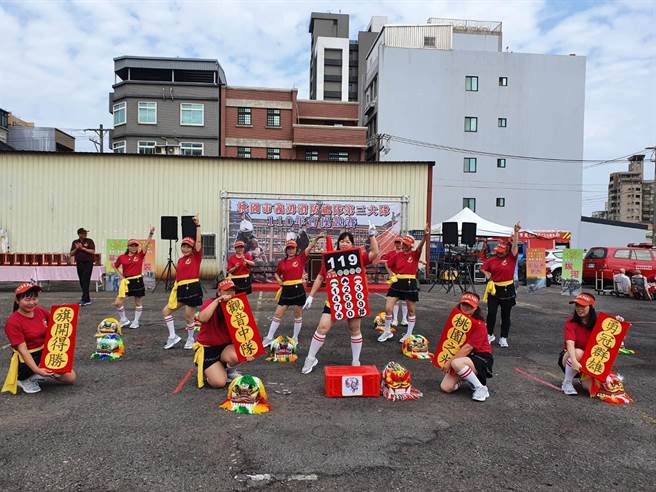 桃園市第三義消大隊11日在蘆竹區大竹夜市舉辦義消大隊會操競技活動，近300名義消同場較勁。(蔡依珍攝)
