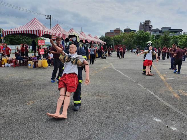 負重救生項目中，隊員必須拖行重達65公斤的假人移動20公尺抵達終點才算過關。(蔡依珍攝)