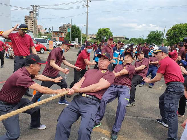 消防局第三大隊的分隊長們也下場與義消分隊長們來場拔河友誼賽。(蔡依珍攝)
