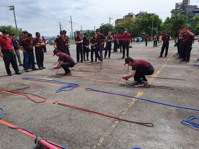 基本繩結項目中，隊員必須在最快時間內獨自完成撐人結、蝴蝶結、接索結、三重繫船結、纏身結及瞄子運用繩結後通過終點線才算完成。(蔡依珍攝)