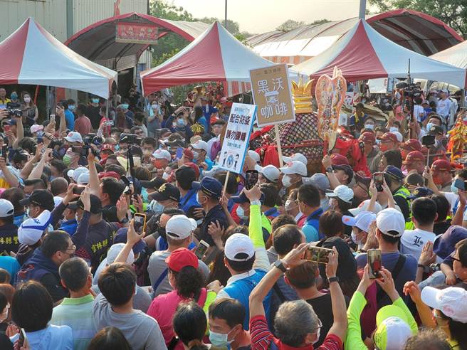 今年大甲妈祖銮轿行进速度比往难快，西螺大桥端的迎神轿人潮也比去年多1至2倍。（周丽兰摄）