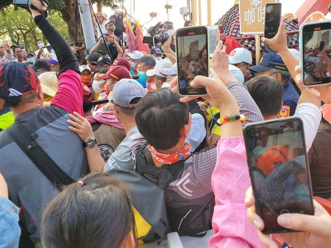民眾挤着拍銮轿。（周丽兰摄）