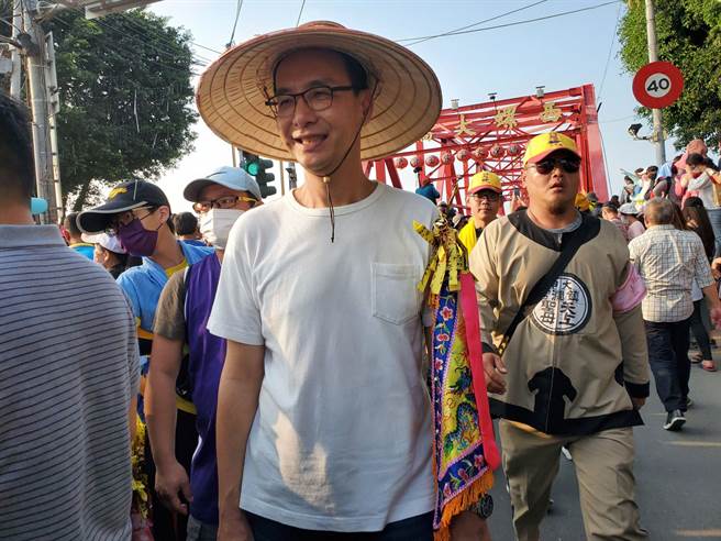 新北市长朱立伦比大甲妈祖銮轿早几分钟抵达西螺，但他并未上台，也没和张丽善会和一起扶轿。 （周丽兰摄）