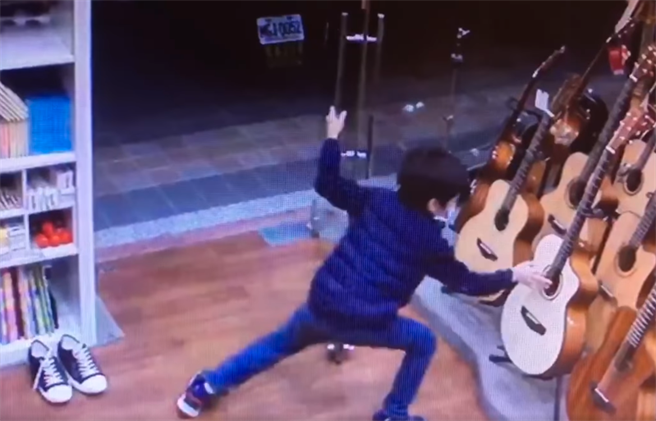 新北一家樂器行老闆發現，一名小男童數度開門偷彈店內的展示吉他，隨後拔腿狂奔，對此，老闆暖心喊話，希望能找到這名小男童，更表示願意免費教他一堂吉他課。(圖擷取自天籟之音音樂藝術中心-中和店臉書)