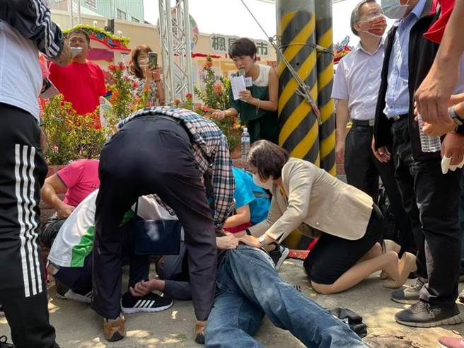张丽善施救路倒香客，秘书转述：救人第一，其他不重要。(图片取自/张丽善 云林ㄟ日头花FB)