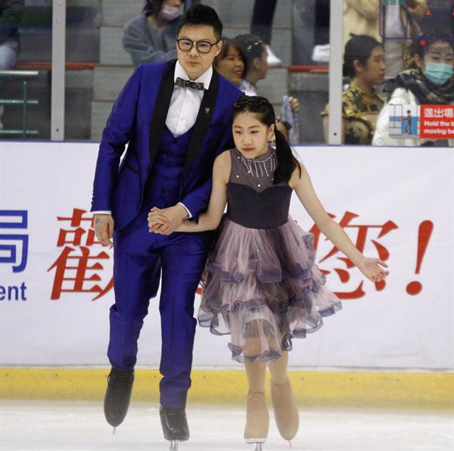 邱宏学、邱宥寧父女檔打扮更犹如参与舞会一般。(大会提供)