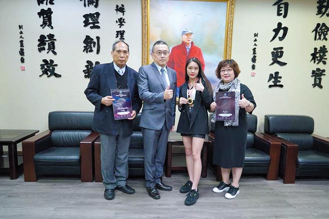 2020 OMC世界盃線上個人錦標賽育達科技大學許詩雅同學（右二）榮獲青年組新娘髮型第七名佳績，與黃榮鵬校長（左二）及師長合影。圖／育達科大提供