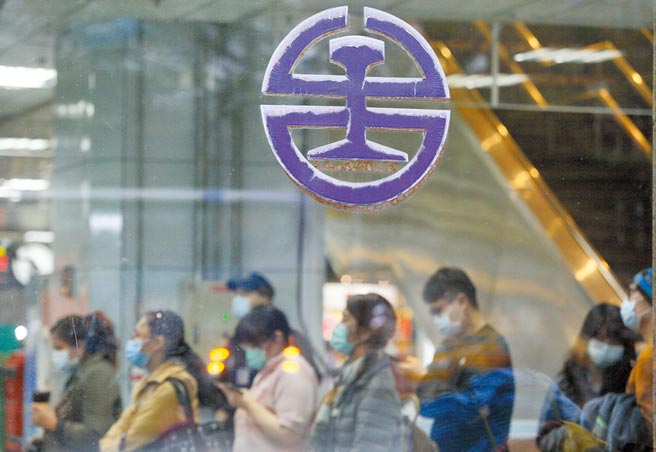 台铁不只安全问题令人忧心，长期亏损也让财务黑洞愈滚愈大，台铁产业工会担心一旦朝向公司化方向经营，未来同工不同酬的状况恐更严重，但是企业工会则认为，营运和人力改善与公司化无关。（张铠乙摄）