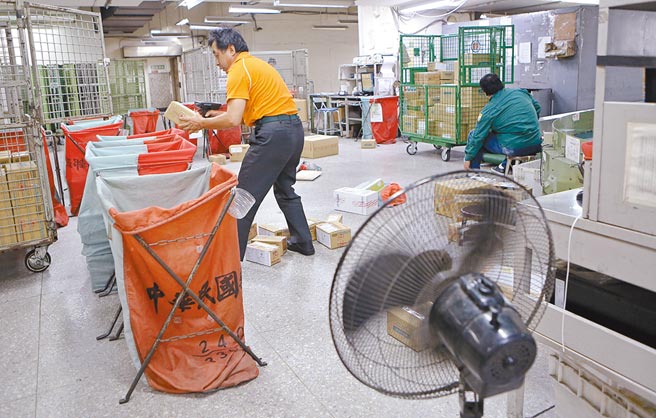 台湾邮政产业工会副理事长黄柏维以过来人的经歷，强调台铁如要公司化或企业化，应以邮局为借镜。图为邮政员工整理邮包。（本报资料照片）