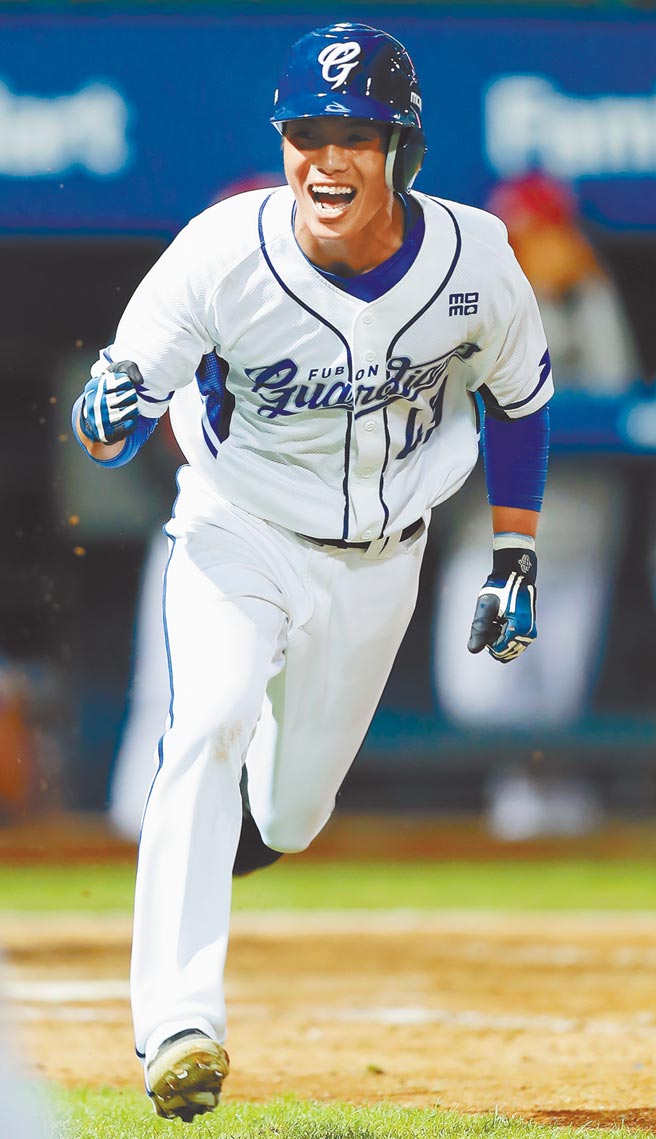 富邦悍将庄韦恩在10局下击出再见安打，帮助球队重登龙头。（季志翔摄）