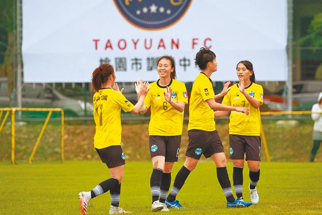 木兰女足联赛台北熊讚客场5比0大胜桃园国际，梁凯柔（左起）、王羿婷、丁家英（右一）各贡献1颗进球，在新球季开出红盘。（中华足协提供）