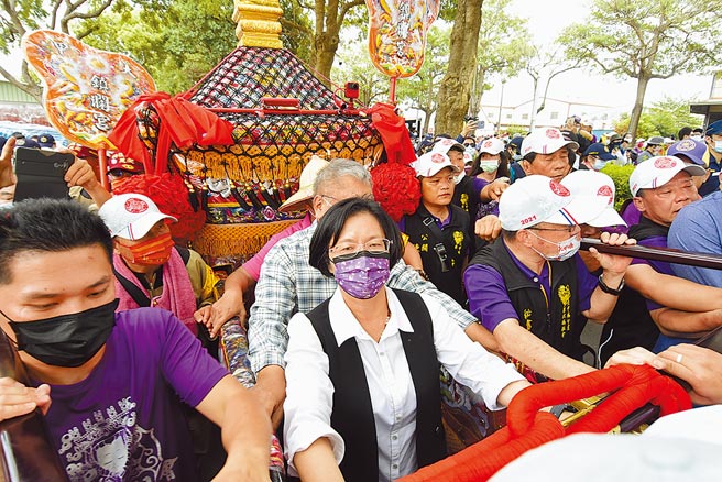 大甲妈銮轿昨中午进入彰化市大度桥，彰化县长王惠美亲自接驾迎妈祖銮轿。（谢琼云摄）