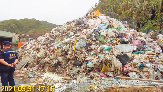新北市石门区「洁宝清洁有限公司」遭民眾投诉在厂区内堆放大量垃圾，高约2层楼高且恶臭难闻，环保局3月底前往稽查重罚300万元罚锾。（新北市环保局提供／叶书宏新北传真）