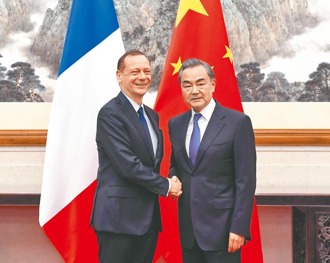 中国国务委员兼外长王毅（右）9日与法国总统外事顾问博纳通话。图为2人2019年7月在北京会面。（新华社）