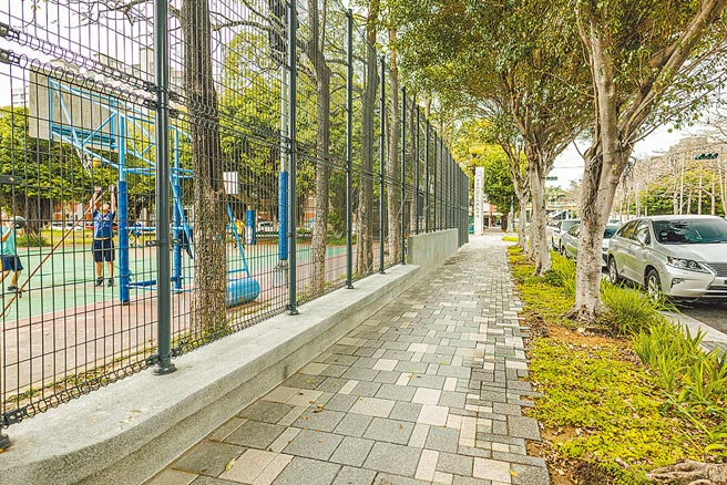 竹市府完成1.4公里长的三民国中通学步道，并将原本厚重围墙改为通透式围墙，使校园视觉变得宽阔。（罗浚滨摄）