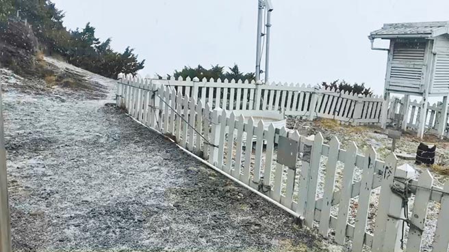 玉山10日从上午11时55分开始下冰雹，四月天出现雪白景象，有如浪漫童话世界。（中央气象局提供／卢金足台中传真）
