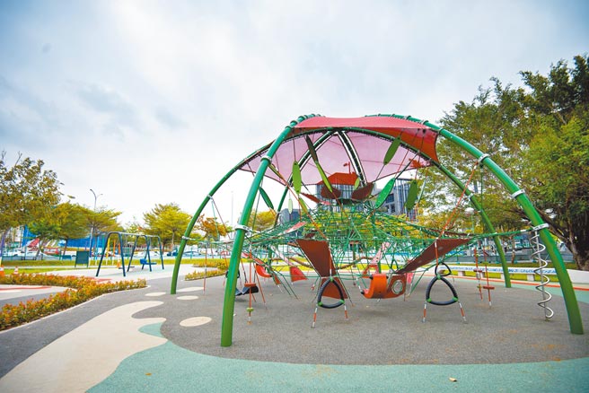 台中市黎新公园好好玩，主体性攀爬游具、水环境教育寓教于乐。（台中市府提供／卢金足台中传真）