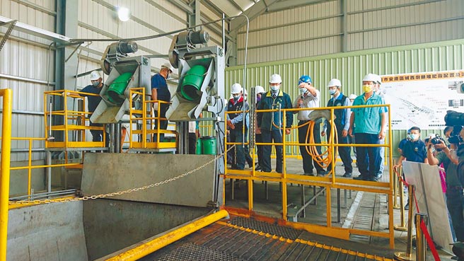 台南市长黄伟哲（右四）在高速发酵机旁听取运转程序简报。（程炳璋摄）