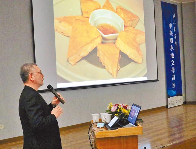 嘉義市「與作家有約─中央噴水池文學講座」10日登場，請來作家焦桐以「味道福爾摩莎」為題分享心得。（嘉義市政府提供／呂妍庭嘉義傳真）