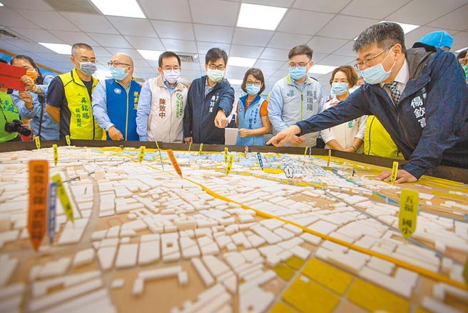 高雄市长陈其迈强调，一定会照顾好大林蒲村民，迁村后的环境会比现在更好。（袁庭尧摄）