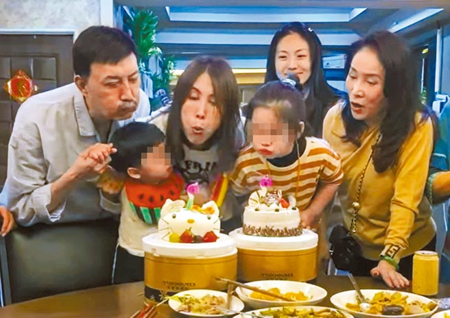 余天（左起）、余苑绮小儿子、余苑绮、余苑绮女儿乐乐、李亚萍一起吹蜡烛，帮余苑绮庆祝38岁生日。（摘自脸书）