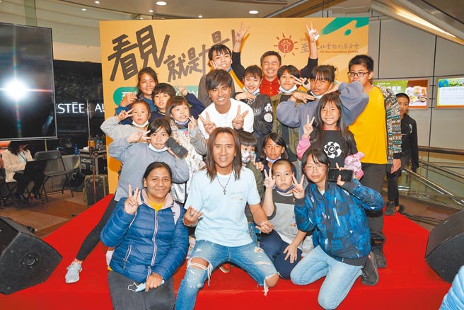 动力火车昨出席公益活动，和小孩开心合影。（至善基金会提供）