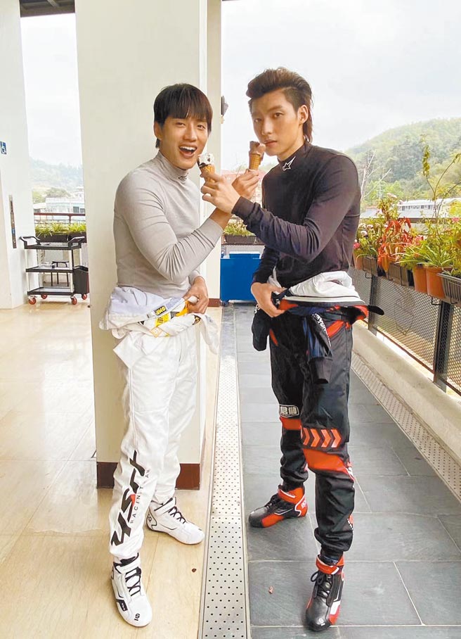 陈泽耀（左）和刘育仁戏里剑拔弩张，戏外建立起哥儿们的好感情。（新世纪南向公司提供）