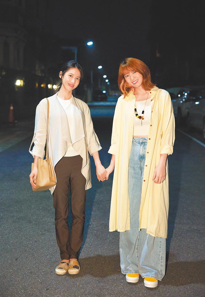 郑心慈（右）推出新歌MV，日前邀来连俞涵共同演出。（星空飞腾提供）