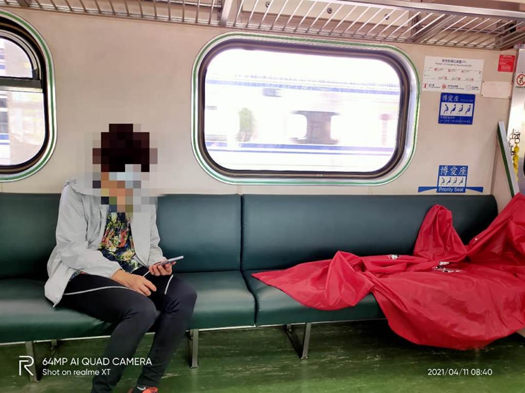 有網友直擊1群登山客佔據整節火車車廂，竟直接將私人用品晾在火車座位上，有類似雨衣的物品放在博愛座上，還有整件掛在握把的欄杆上。（圖／翻攝自臉書「爆怨2公社」）
