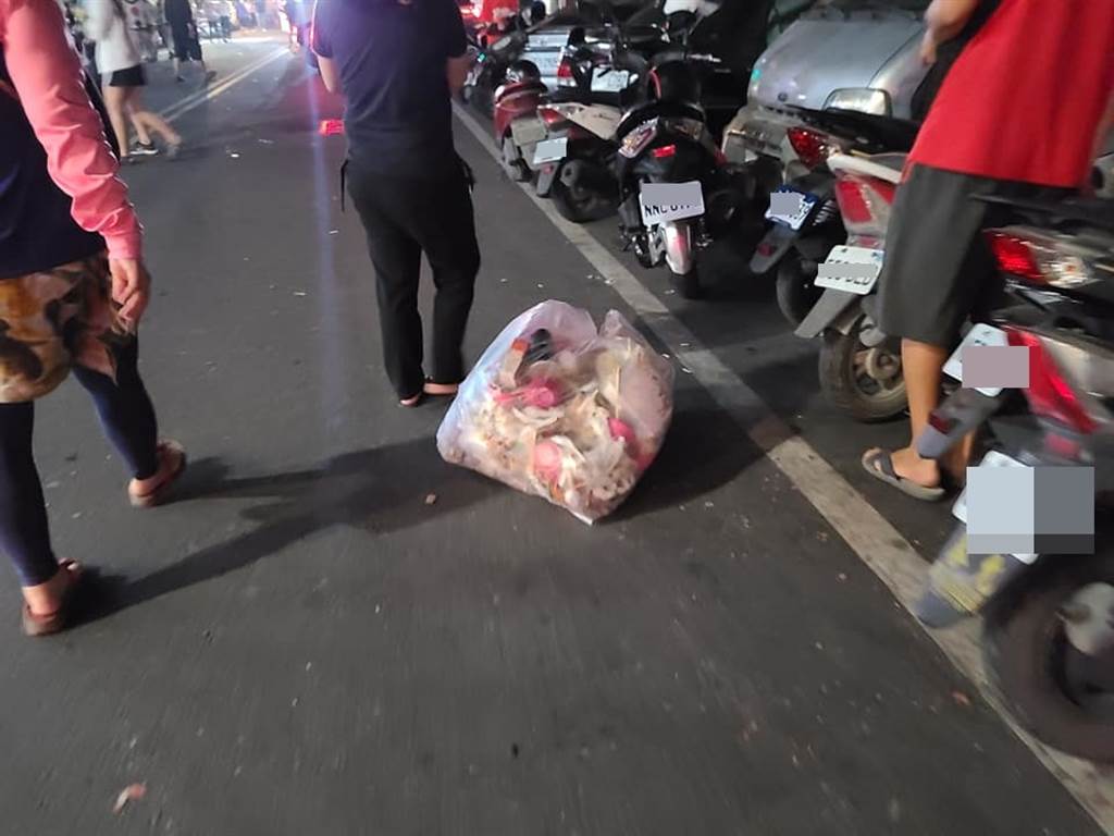 一包垃圾直接橫躺在馬路上，令人直搖頭。（圖／翻攝自爆料公社）