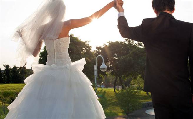 一名29歲的女網友表示，交往7年的男友突然收回求婚，抱怨像被退貨，不料背後原因曝光反被網友罵爆。(示意圖/達志影像)