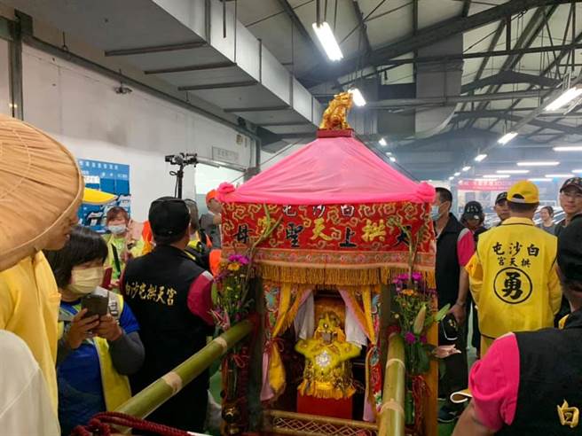 白沙屯妈祖今日凌晨停留在苑里的TOYOTA车厂，照片曝光不少网友直呼「妈祖每年都会去」。（图／翻摄自白沙屯拱天宫脸书）