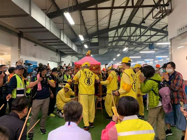 TOYOTA车厂员工见到妈祖，感动下跪。（图／翻摄自白沙屯拱天宫脸书）