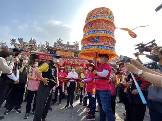 台中樂成宮「旱溪媽祖遶境十八庄祈安植福」，在台中市長盧秀燕扶轎起程展開為期22天的遶境活動。（馮惠宜攝）