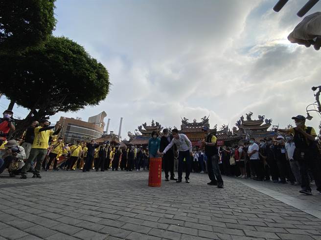 台中樂成宮「旱溪媽祖遶境十八庄祈安植福」12日展開為期22天的遶境活動，立法院副院長蔡其昌，也率立委何欣純、莊競程點燃第一聲起馬炮。（馮惠宜攝）