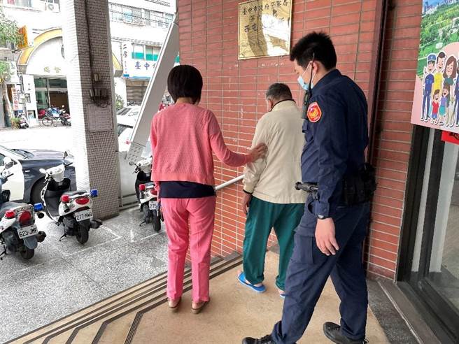 台中市一名8旬老翁從大里走到西屯迷途，員警熱心連繫家屬，助老翁返家。（民眾提供／盧金足台中傳真）