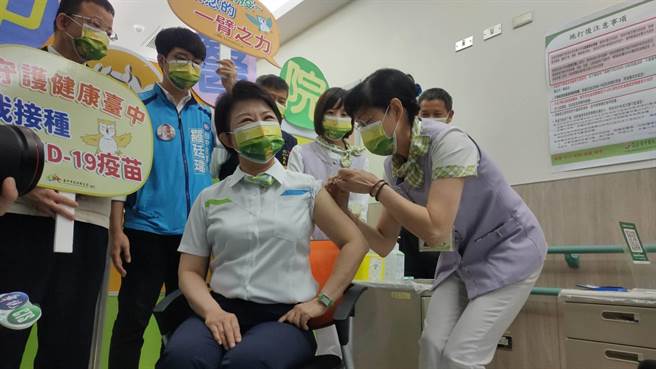 中央流行疫情指挥中心4月12日起开放第二阶段中央及地方政府防疫人员接种AZ疫苗，台中市长卢秀燕率先接种。（冯惠宜摄）