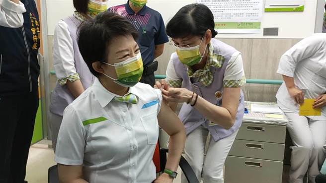 中央流行疫情指挥中心4月12日起开放第二阶段中央及地方政府防疫人员接种AZ疫苗，台中市长卢秀燕率先接种。（冯惠宜摄）