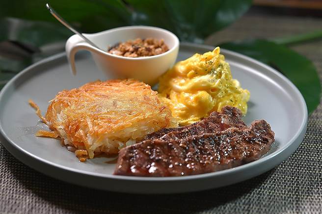 〈M One Cafe〉的〈酪梨起司培根牛肉漢堡〉內容豐富，為許多飲食男女到店必點的「鎮店之堡」。（圖／姚舜）