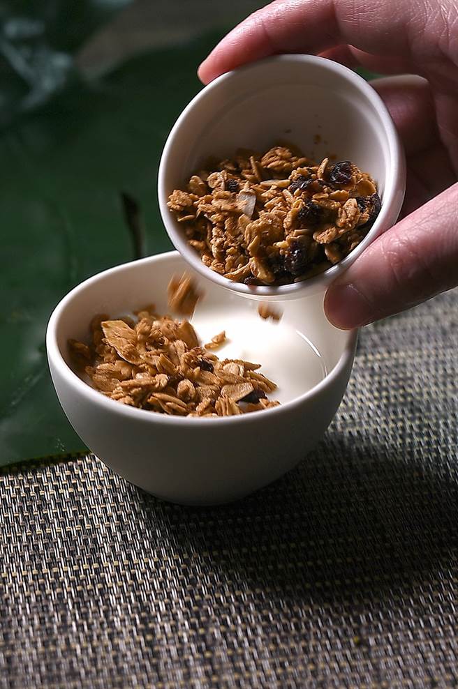 〈M One Cafe〉早餐定食必會附上「燕麥優格」。（圖／姚舜）