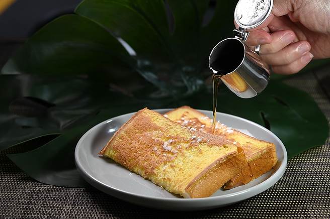 〈M One Cafe〉的採定食型態供應的早餐，提供〈法國土司〉等不同的麵包讓客人搭配。（圖／姚舜）