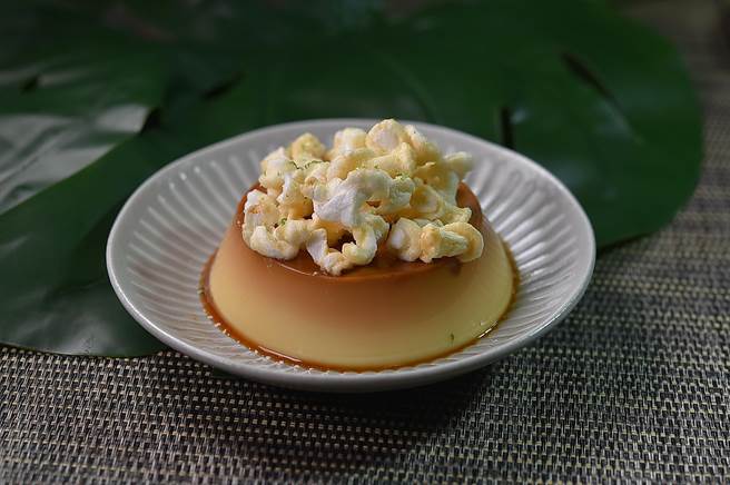 〈M One 布丁〉是「放大版橘色布丁」，口感非常柔軟且彈Q，上層的「爆米花」是用白米爆香，而非玉米。（圖／姚舜）