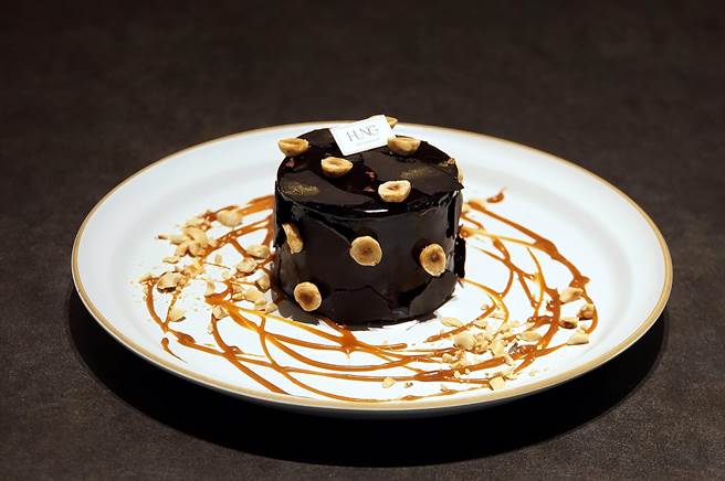 〈M One Cafe〉信義店多了甜點選擇，圖為用到兩種不同濃度巧克力製作的〈巧克力控天堂〉。（圖／姚舜）