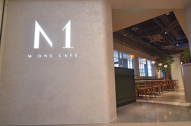 位在新光A11館3樓的〈M One Cafe〉信義店，就在空橋入口處，非常方便且顯眼。（圖／姚舜）