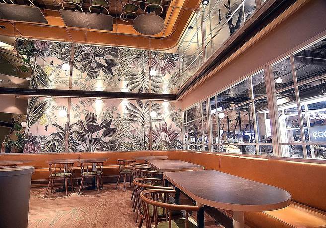 開在新光A11館的〈M One Cafe〉信義店，裝潢時尚現代，並以橄欖綠與奶茶色與木質桌椅打造「Cali-Style」現代加州風。（圖／姚舜）