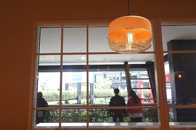 坐在〈M One Cafe〉A11館臨窗座位區，可欣賞走在連接臨近百貨商場空橋上的紅男綠女。（圖／姚舜）