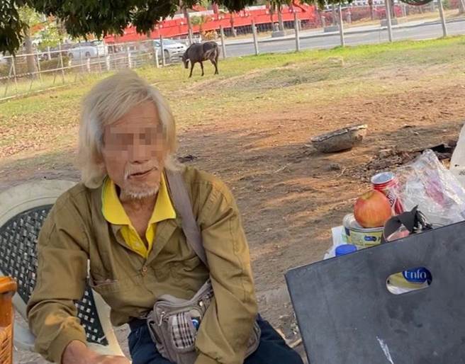 蔡姓男子骑机车遛马，遭民眾检举，员警找到他和当事马，依法开单举发。（民眾提供／袁庭尧高雄传真）