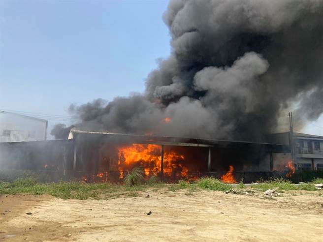 台中市豐原大道一家老字號油漆工廠今日（12日）上午11時許發生大火，現場竄出黑煙。（圖／翻攝自臉書台灣新聞記者聯盟資訊平台）