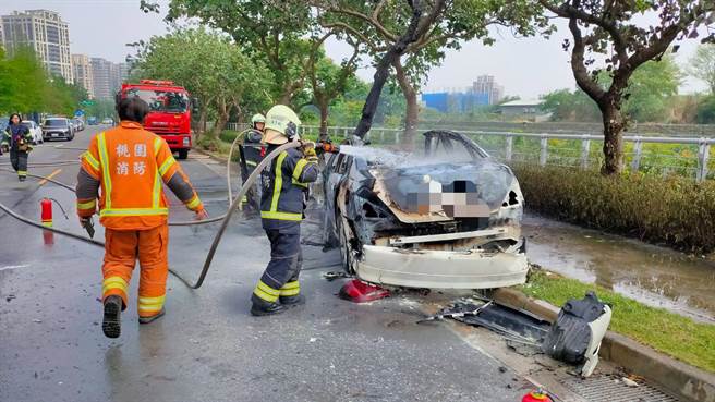 桃园青埔火烧车传爆炸声响，驾驶脱困送医无大碍。(警方提供／吕筱蝉桃园传真)