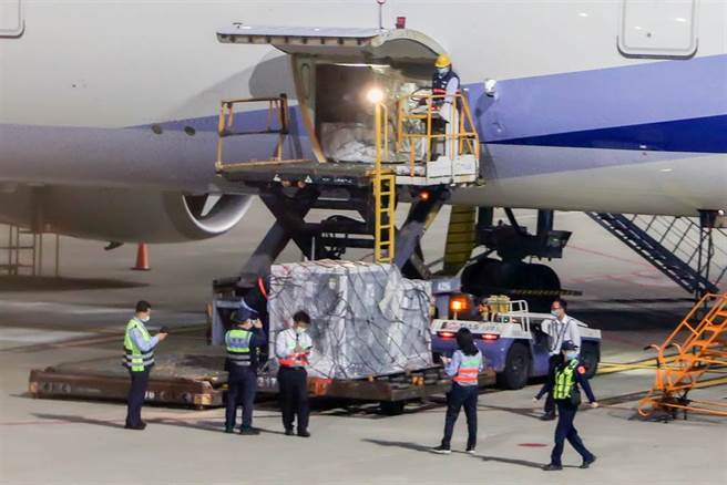 柯文哲质疑疫苗到货时程不透明，陈时中喊冤，表示真的不知道疫苗到货时陈。图为过去首批COVAX的19.92万剂AZ疫苗，运抵桃园国际机场。（资料照 陈麒全摄）
